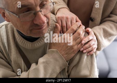 Deux personnes main dans la main. homme âgé et femme de soutien Banque D'Images