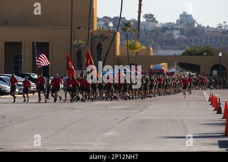 ÉTATS-UNIS Marines avec Marine corps Recruit Depot (MCRD) San Diego, dirige de nouvelles Marines avec Bravo Company, 1st Recruit Training Battalion, sur une course de motivation au MCRD San Diego, le 19 janvier 2023. Les Marines qui étaient à la tête du front étaient responsables de la formation et de l'organisation du bataillon de formation des 3rd recrues. Banque D'Images