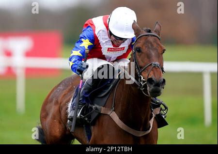 Moviddy criée par le jockey Robert Dunne en action alors qu'ils se disputent l'épreuve « National Hunt » novices de Virgin Bet EBF Mares à l'hippodrome de Doncaster. Date de la photo: Vendredi 3 mars 2023. Banque D'Images