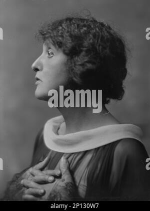 Femme non identifiée, photographie de portrait, entre 1911 et 1942. Banque D'Images