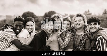 Jeunes amis multiethniques s'amuser ensemble en ville - concept d'amitié et de diversité - montage noir et blanc Banque D'Images