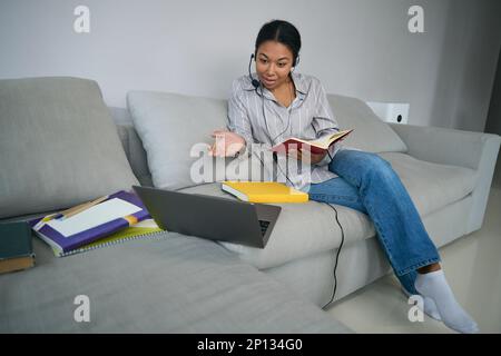 Jeune femme afro-américaine, étudiante de cours de vidéo, études à la maison Banque D'Images