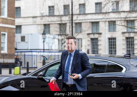 London,uk,27th,Feb,2023.Mel Stride, secrétaire au travail et aux pensions arrive au cabinet Banque D'Images