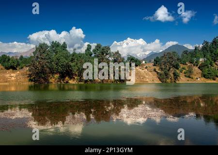 Holy Devariyatal, Deoria Tal, Devaria ou Deoriya, un lac émeraude aux reflets miraculeux des pics de Chaukhamba sur son eau cristalline. Inde. Banque D'Images