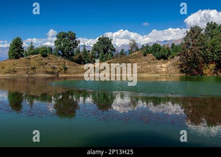 Holy Devariyatal, Deoria Tal, Devaria ou Deoriya, un lac émeraude aux reflets miraculeux des pics de Chaukhamba sur son eau cristalline. Inde. Banque D'Images