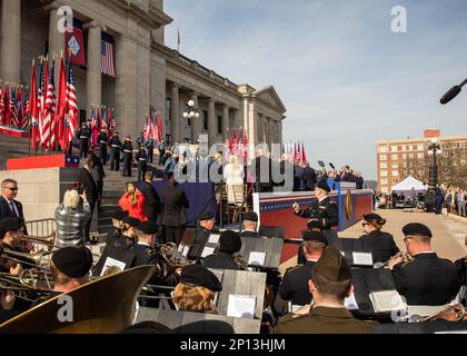 La bande militaire de 106th a joué à l'inauguration du gouverneur de l'État de l'Arkansas en 47th sur les marches du capitole de l'État à Little Rock, Arkansas, 10 janvier 2023. La gouverneure Sarah Huckabee Sanders a prononcé son discours inaugural après avoir prêté serment et être devenue la première femme gouverneur de l'Arkansas. Banque D'Images