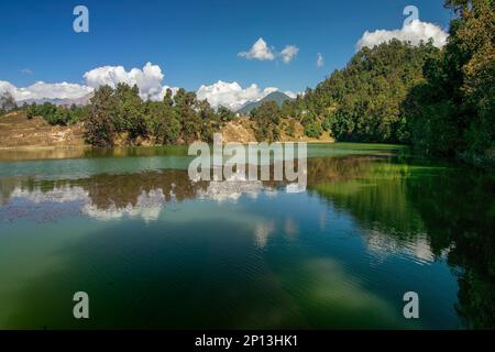 Devariyatal, Deoria Tal, Devaria ou Deoriya, un lac sacré émeraude avec des reflets miraculeux des pics Chaukhamba sur son eau cristalline.Inde. Banque D'Images