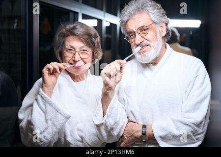 Bon vieux couple se brossant les dents avant d'aller au lit Banque D'Images