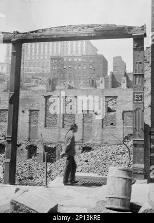 Après le feu, 1906 (l'hôtel Fairmount au loin), Chinatown, San Francisco, 1906 avril. Banque D'Images