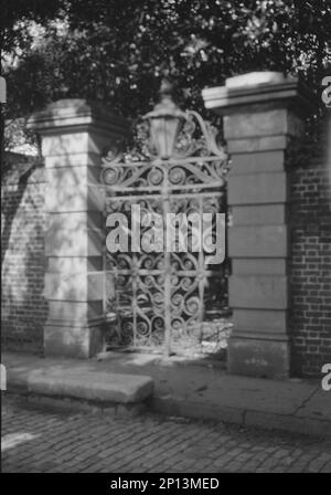 Porte en fer forgé, la Nouvelle-Orléans ou Charleston, Caroline du Sud, entre 1920 et 1926. Banque D'Images