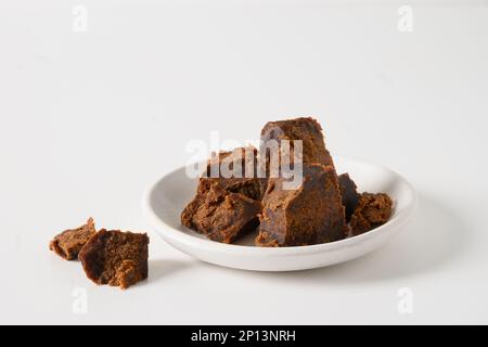 Kithul jaggery et sirop de mélasse sucré naturel dans un bol sur fond blanc. Copier l'espace. Gros plan. Sucre alternatif. Faible niveau de GI alimentaire. Super-nourriture . Banque D'Images