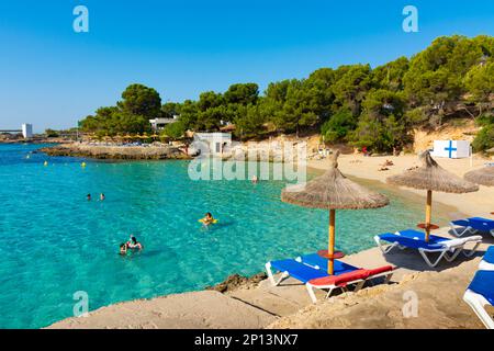 Cala Comtesa Couve, ses Illetes, Majorque, Iles Baléares, Espagne. Le 20 juillet 2022 est un bar-terrasse avec parasols en bois de pin à côté du sable. Transla Banque D'Images