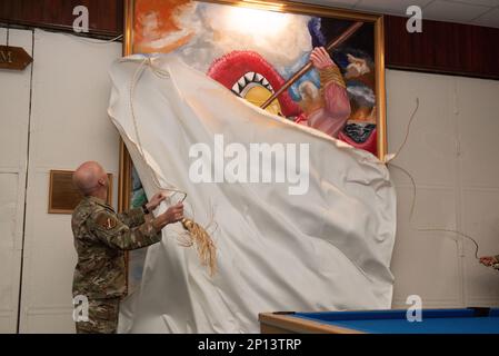 Le colonel Calvin Powell, commandant de l’escadre de la base aérienne 39th, dévoile un tableau du lieutenant-colonel Dwayne Jones, aumônier de l’ABW 39th, lors d’une cérémonie de dévoilement au refuge de Titan à la base aérienne d’Incirlik, Turquie, le 9 janvier 2023. Jones a fait don de cette peinture au refuge du Titan, en tant que représentation de l’ethos guerrier. Les 39th membres de l’ABW sont formés et équipés pour être prêts, fiables et réactifs au projet de puissance mondiale par la dissuasion stratégique, un soutien agile au combat et des partenariats durables pour défendre les intérêts américains et nos alliés le long du flanc sud de l’OTAN. Banque D'Images