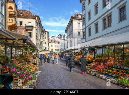 Étals du marché sur la Piazza delle Erbe, Bolzano, Italie (Bozen) Banque D'Images