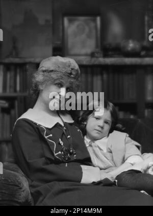 Une femme et un enfant non identifiés, peut-être des membres de la famille Percy MacKaye, photo de portrait, ca. 1913. Banque D'Images