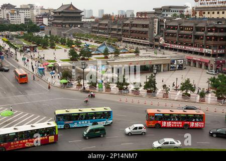 La Tour du tambour historique de Xi'an, bâtiment couvert à plusieurs étages au milieu de la distance, dans la ville chinoise de Xian. Chine. La région est populaire auprès des touristes visitant la place Plaza et la tour Bell et les jardins publics à proximité, mais la circulation circule dans la région et les galeries marchandes voisines. (125) Banque D'Images