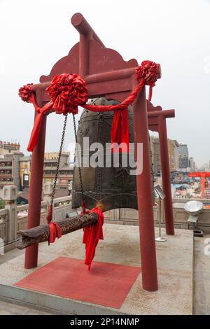 Grande cloche publique (style temple bouddhiste) sur le balcon de la Tour de la cloche dans la ville chinoise de Xian. Chine. Il est suspendu avec le balancement de la gâche de poutre en bois suspendue clapper. (125) Banque D'Images