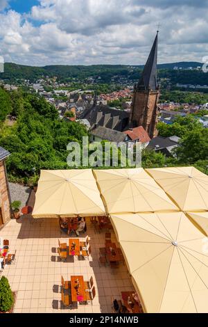 Marburg : rue Lutherische Pfarrkirche Marien (église paroissiale luthérienne de Saint Mary), vue du château Marburger Schloss à Lahntal, Hesse, Hesse, allemand Banque D'Images