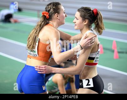 Femke Bol néerlandais et la Ponette d'Helena belge photographiées lors des demi-finales féminines de 400m à l'édition 37th des Championnats d'intérieur d'athlétisme européens, à Istanbul, en Turquie, le vendredi 03 mars 2023. Les championnats ont lieu du 2 au 5 mars. BELGA PHOTO JASPER JACOBS Banque D'Images