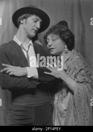 Tellegen, Louis, M., et une femme non identifiée, en costume, entre 1913 et 1934. Banque D'Images