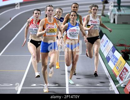 Femke Bol néerlandaise et Helena Ponette (R) Belge photographiées en action pendant les 400m demi-finales féminines à l'édition 37th des Championnats d'intérieur d'athlétisme européens, à Istanbul, Turquie, le vendredi 03 mars 2023. Les championnats ont lieu du 2 au 5 mars. BELGA PHOTO JASPER JACOBS Banque D'Images