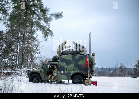 Une équipe d'armes du 1-120th Field Artillery Regiment, de la Garde nationale de l'armée du Wisconsin, a installé un obusier M119 pendant la grève du Nord 23-1, le 25 janvier 2023, au Camp Grayling, Michigan. Les unités qui participent à la phase d’hiver de la grève du Nord sont prêtes en menant une formation conjointe par temps froid conçue pour atteindre les objectifs de la Stratégie pour l’Arctique du ministère de la Défense. Banque D'Images