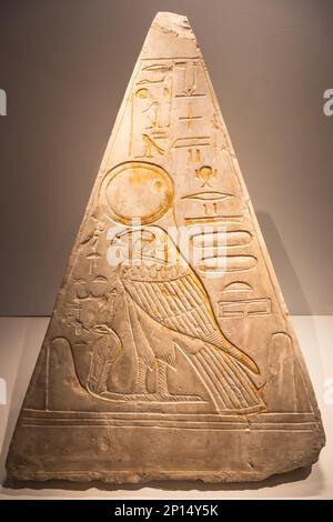 Turin, Italie - Mars 2023: Musée égyptien, Pyramidion avec Horus falcon - 1279 av. J.-C. Banque D'Images