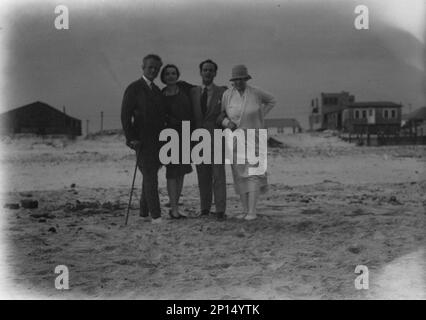 Arnold Genthe avec des amis à long Beach, New York, entre 1911 et 1942. Banque D'Images