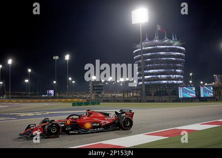 Sakhir, Bahreïn. 03rd mars 2023. Motorsport: Championnat du monde de Formule 1, avant le Grand Prix de Bahreïn, 2nd Free Practice. Carlos Sainz, de l'Espagne, de l'équipe Ferrari, est sur la bonne voie. Credit: Hasan Bratic/dpa/Alay Live News Banque D'Images