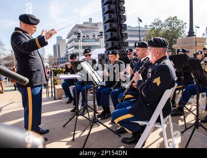 La bande militaire de 106th a joué à l'inauguration du gouverneur de l'État de l'Arkansas en 47th sur les marches du capitole de l'État à Little Rock, Arkansas, 10 janvier 2023. La gouverneure Sarah Huckabee Sanders a prononcé son discours inaugural après avoir prêté serment et être devenue la première femme gouverneur de l'Arkansas. Banque D'Images