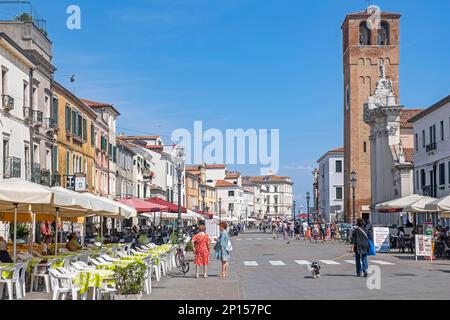 Clocher et restaurants dans la ville de Chioggia sur une petite île à l'entrée sud de la lagune vénitienne près de Venise, Vénétie, Italie du Nord Banque D'Images