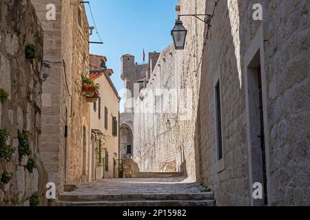 Allée le long des remparts médiévaux de la vieille ville, centre historique de Dubrovnik, Dalmatie du Sud, Croatie Banque D'Images