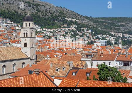 Toits rouges de maisons et clocher de la franciscaine et église dans la vieille ville, centre historique de Dubrovnik, Dalmatie du Sud, Croatie Banque D'Images