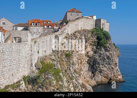 Remparts médiévaux de la vieille ville, centre historique de Dubrovnik le long de la mer Adriatique, au sud de la Dalmatie, Croatie Banque D'Images