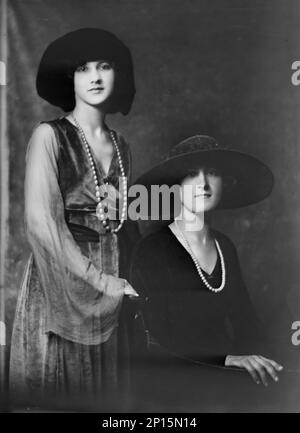 Mlle Anna Duncan et sa sœur, photographie de portrait, 1919 octobre 16. Filles d'Isadora Duncan. Banque D'Images
