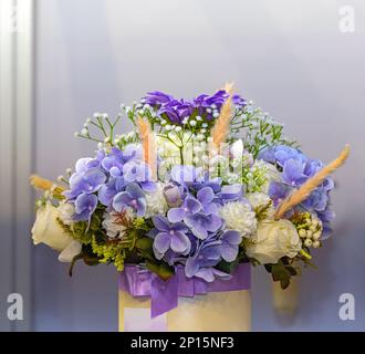 Fleurs violettes mélange de roses de Lilly arrangement artificiel Banque D'Images