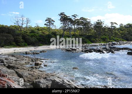 Littoral immaculé et plages près de Skeleton Bay, Binalong Tasmanie Banque D'Images