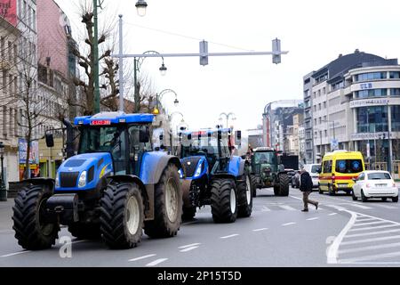 Bruxelles, Belgique. 03rd mars 2023. Les agriculteurs avec leurs tracteurs de la région du nord de la Belgique, en Flandre, prennent part à une manifestation contre un nouveau plan du gouvernement régional visant à limiter les émissions d'azote, à Bruxelles, en Belgique, sur 3 mars 2023. Crédit: ALEXANDROS MICHAILIDIS/Alamy Live News Banque D'Images