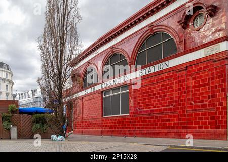 Vue générale de l'entrée de la rue Pelham à la station de métro South Kensington, Londres SW7, le lundi 27th février 2023. (Photo : Mark Fletcher | ACTUALITÉS MI) Banque D'Images