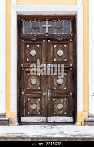 Porte en bois de l'église des Saints Pierre et Paul à Vyborg, Russie Banque D'Images