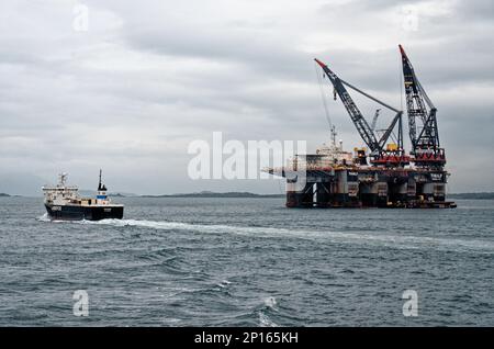 Thialf - le plus grand navire de construction en eau profonde du monde ancré au large de la côte de Stavanger - Norvège Banque D'Images