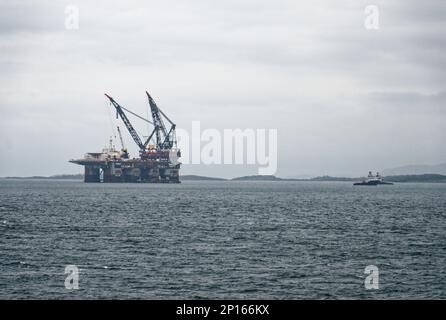 Thialf - le plus grand navire de construction en eau profonde du monde ancré au large de la côte de Stavanger - Norvège Banque D'Images