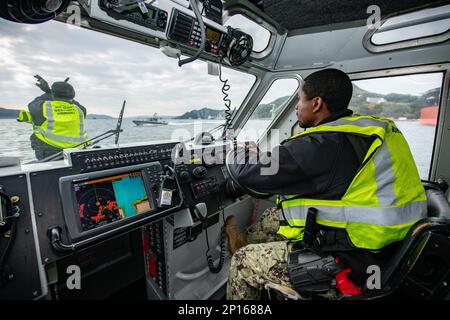 Capitaine d’armes 2nd classe Keenan Martin et maître d’armes 2nd classe Mitchell Clark intercepte un navire ennemi simulé lorsqu’il tente d’obtenir un accès non autorisé aux activités du commandant de la flotte Sasebo (CFAS) au cours de l’évaluation régionale de l’installation (SACR) au CFAS, le 15 février 2023. Le SACR fait partie du cycle d’entraînement et de certification du commandant, Marine installations Command (CNIC), de la Force de sécurité de la Marine, qui teste l’intervention et l’état de préparation de la force de sécurité d’une installation. Banque D'Images