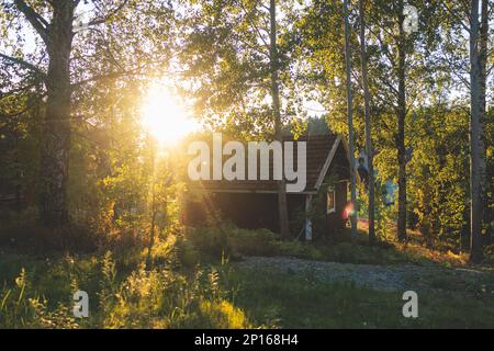 Vue sur le paysage finlandais classique avec des maisons de chalets en bois rouge et un site de camping, Uusimaa, sud de la Finlande en été ensoleillé Banque D'Images