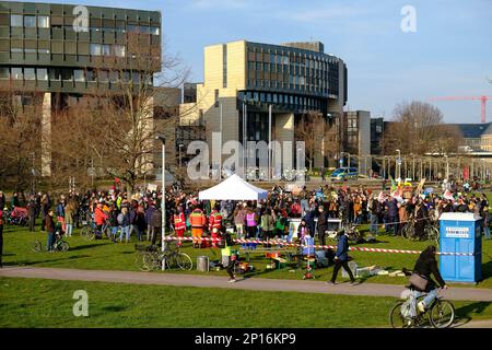 DEU, Europa, Deutschland, Nordrhein-Westfalen, Düsseldorf, 03.03.2023: Sehr überschaubare gemeinsame Kundgebung von Fridays for future und Ver.di am Banque D'Images