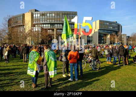 DEU, Europa, Deutschland, Nordrhein-Westfalen, Düsseldorf, 03.03.2023: Sehr überschaubare gemeinsame Kundgebung von Fridays for future und Ver.di am Banque D'Images