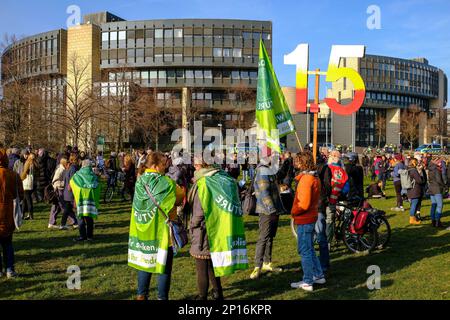 DEU, Europa, Deutschland, Nordrhein-Westfalen, Düsseldorf, 03.03.2023: Sehr überschaubare gemeinsame Kundgebung von Fridays for future und Ver.di am Banque D'Images