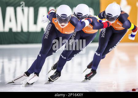 HERENVEEN - Joy Bune (NED), Irene Schouten (NED), Marijke Groenewoud (NED) (lr) pendant la poursuite par équipe pour les femmes aux Championnats du monde de patinage de vitesse de l'UIP à Thialf. ANP VINCENT JANNINK Banque D'Images