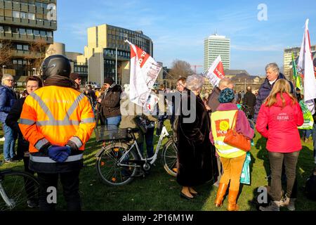 DEU, Europa, Deutschland, Nordrhein-Westfalen, Düsseldorf, 03.03.2023: kleine Gewerkschaftsgruppe auf der sehr überschaubare gemeinsame Kundgebung vo Banque D'Images