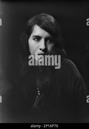 Princess White Deer, ou Princess Deer foot, photographie de portrait, 1919 octobre 14. Esther Louise Georgette Deer, femme amérindienne de la tribu Mohawk qui a joué sous le nom de princesse White Deer dans le cadre des célèbres frères Deer. Elle a ensuite rejoint les Ziegfeld Follies et a également fait pression pour que les droits des Indiens américains soient reconnus en Amérique. Banque D'Images